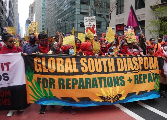 न्यु योर्कमा आप्रवासी र जलवायु न्यायको पक्षमा विशाल प्रदर्शन, ट्रम्प प्रशासनको नीतिको विरोधमा हजारौं उर्लिए